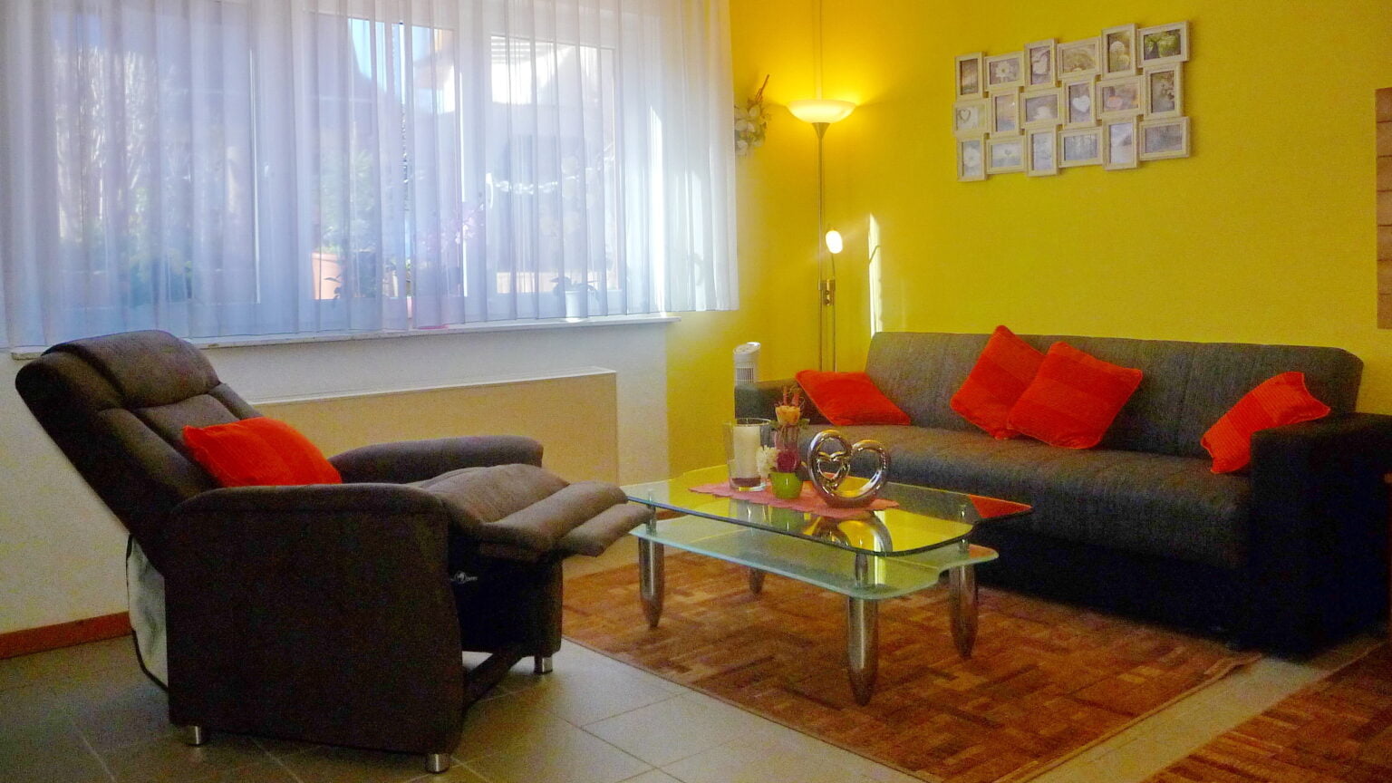 01. Wohnung3-Wohnbereich-Fernsehsessel-aufgeklappt